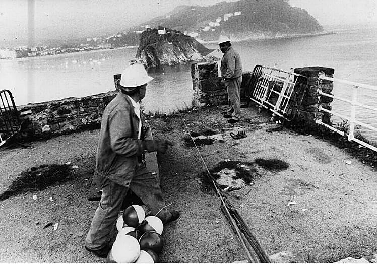 Imagen principal - Varios momentos de operarios trabajando en 1986 y 1988.