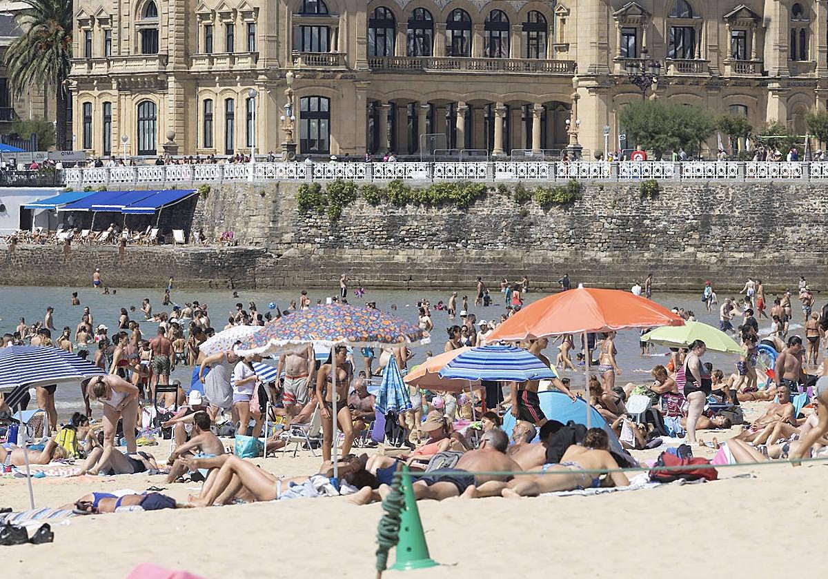 La playa de La Concha, abarrotada con el buen tiempo.