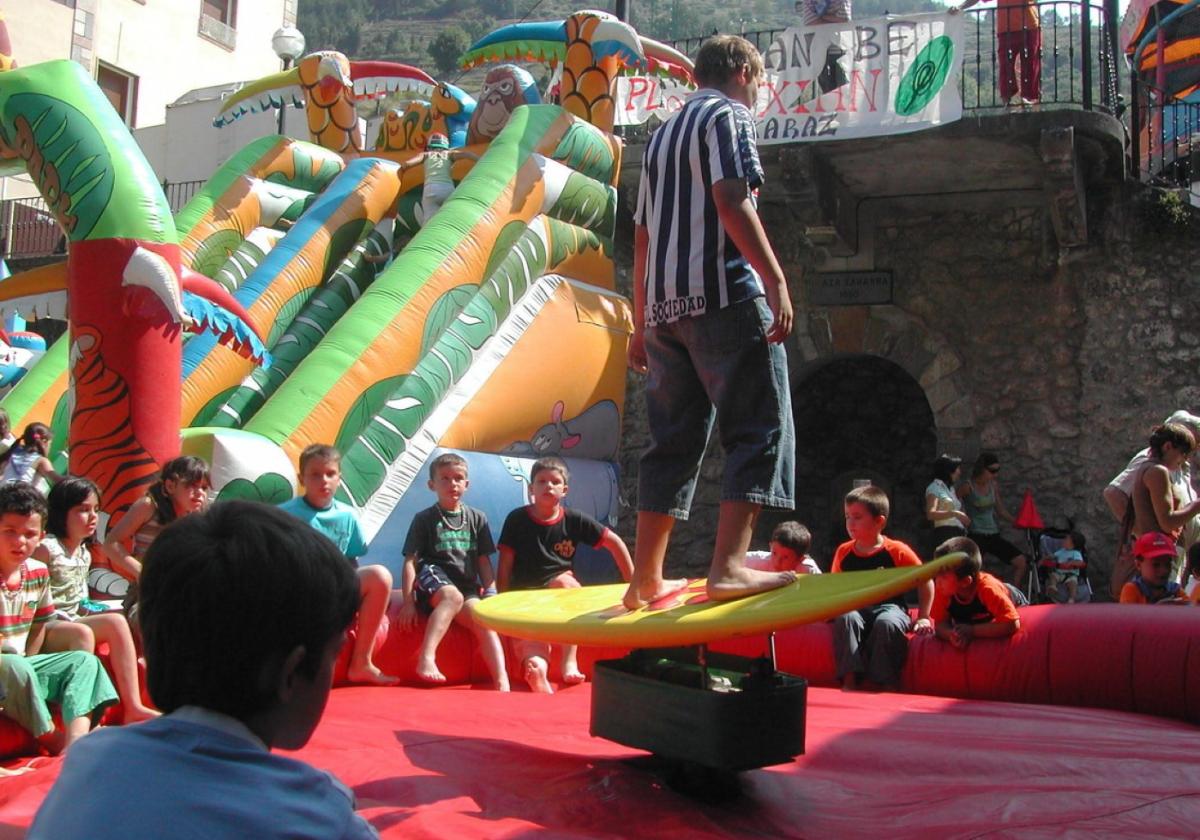 Niños se divierten en el parque infantil.