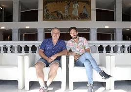 Gurrutxaga, a la derecha, con su compañero en la comedia 'El candidato', Iker Galartza.