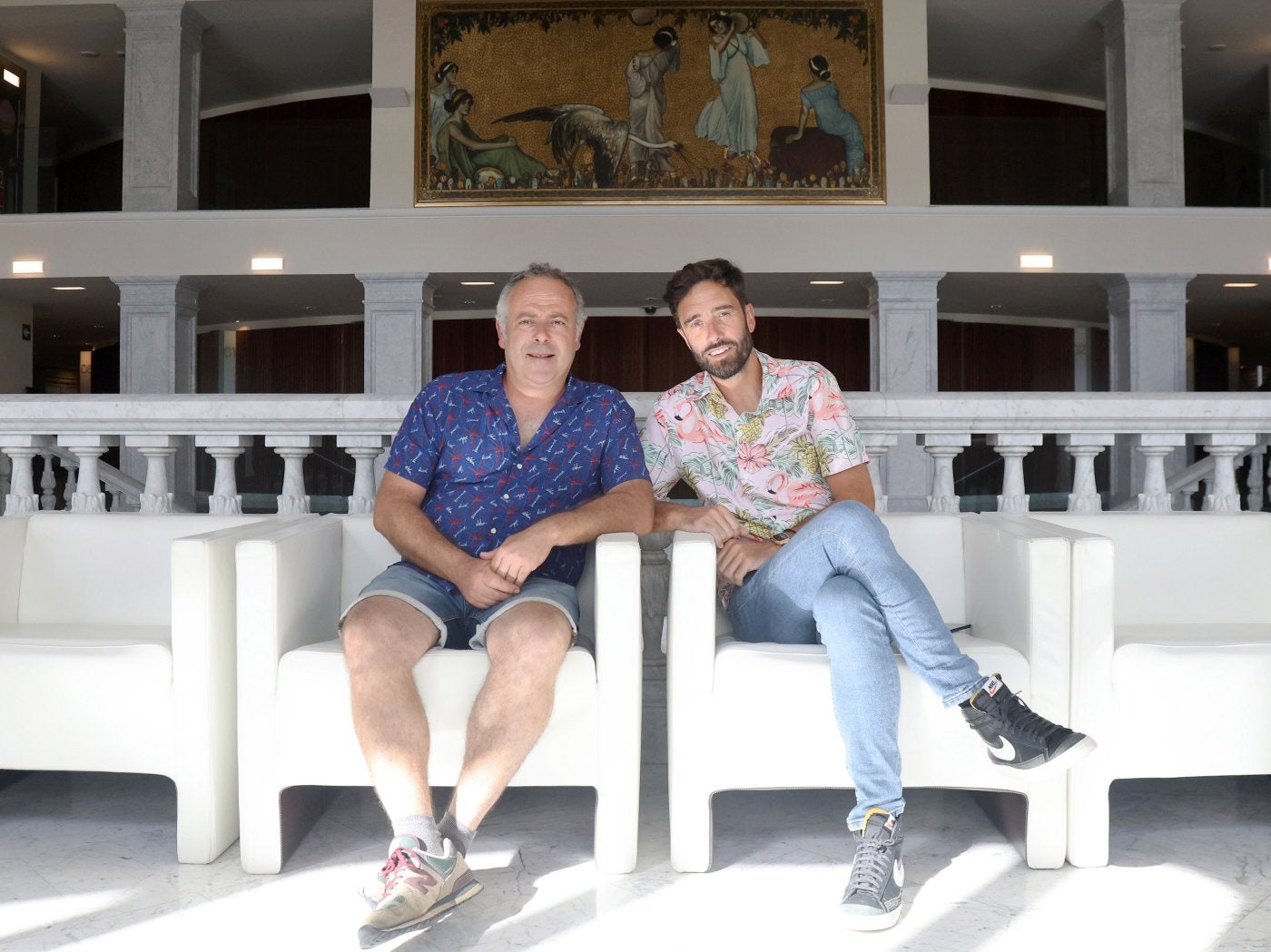 Gurrutxaga, a la derecha, con su compañero en la comedia 'El candidato', Iker Galartza.