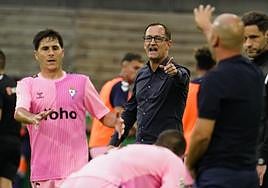 Joseba Etxeberria dando instrucciones y, a la derecha, aficionados del Eibar en El Sardinero.