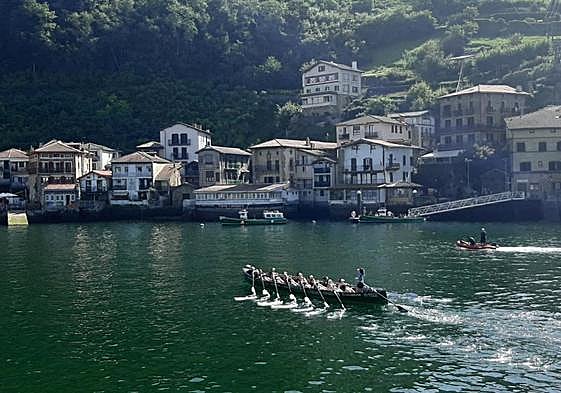 La embarcación de Kaiku en la bahía de Pasaia.