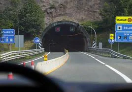 Reabre el túnel de Belabieta en la A-15 tras un accidente