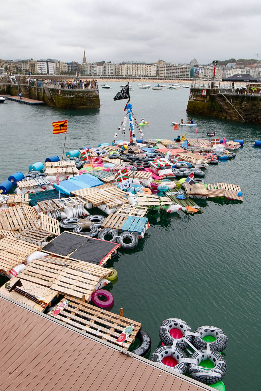 Los piratas ultiman su abordaje