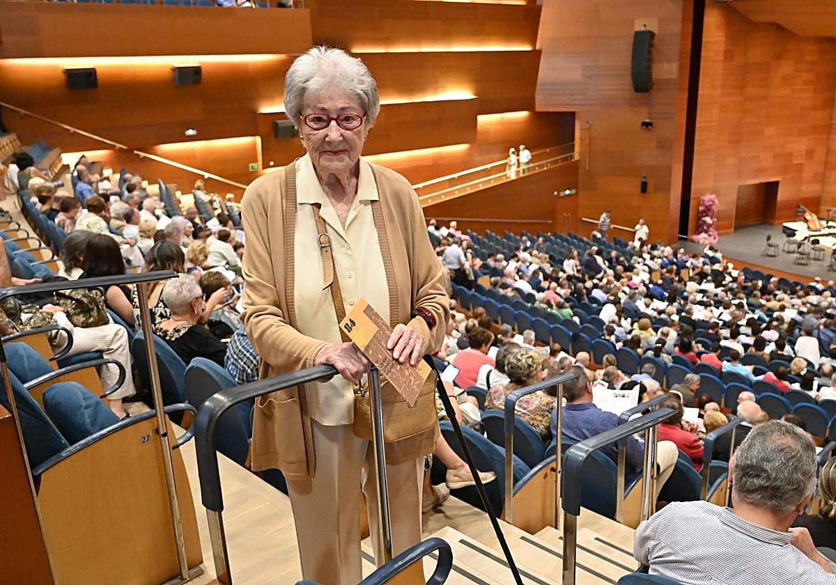 María José Turrillas posa en la fila 38 del Kursaal, junto a su butaca, antes de que dé comienzo uno de los conciertos de esta 84 edición.