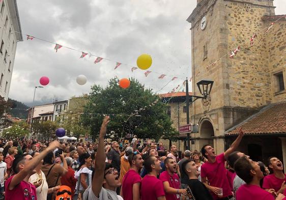 Txupinazo. Jóvenes y no tan jóvenes abarrotaron el frente de la iglesia frente al ayuntamiento para da la bienvenida a las fiestas del pueblo todos juntos.
