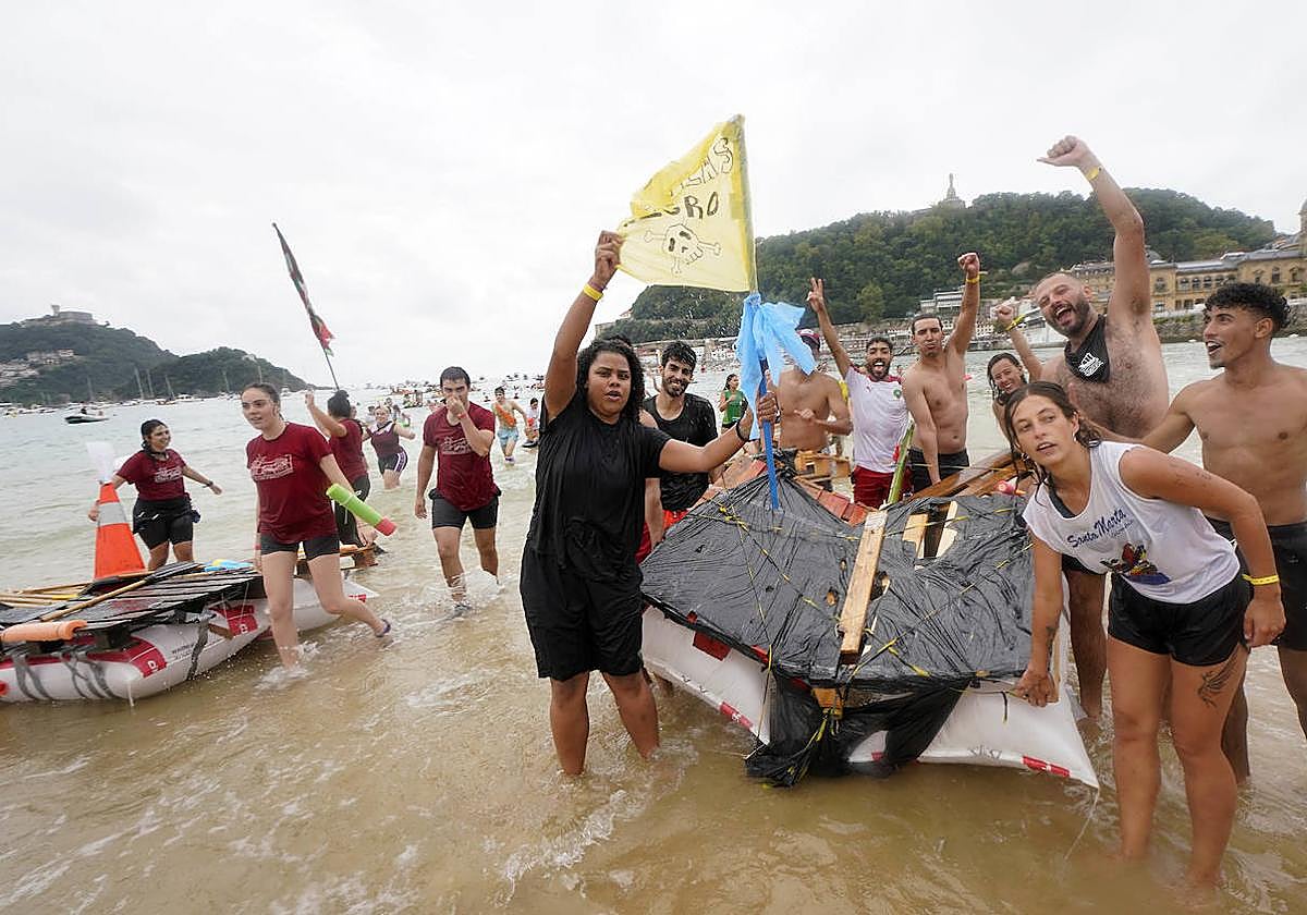 Piratas que han llegado a la playa de La Concha.