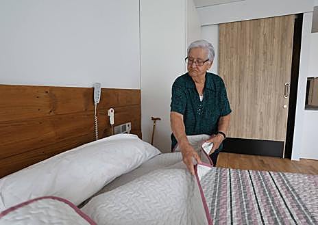 Imagen secundaria 1 - «Estoy feliz en el nuevo centro de Usurbil»