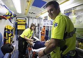 Álvaro Vega, técnico de emergencias de DYA, se sube cada noche de Semana Grande a su ambulancia.