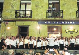 El Orfeón de la Castaña con el apoyo del Orfeón Donostiarra cantando en la terraza de Gaztelubide.