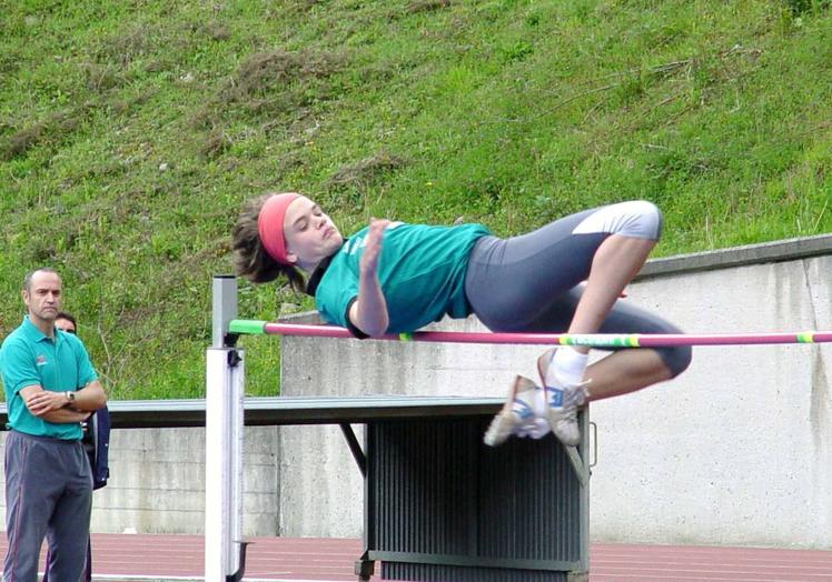 Imagen principal - Irene Paredes practicando atletismo en la prueba de salto de altura y colgándose una medalla, y en su etapa en la Real Sociedad.