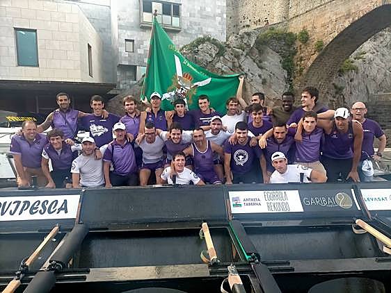 Los remeros de la Libia posan junto a la Bandera de Castro Urdiales.