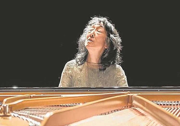 Imagen principal - La japonesa Mitsuko Uchida actuó el pasado enero en Donostia; La virtuosa alemana Anne-Sophie Mutter y Hilary Hahn es una de las violinistas más mediáticas.