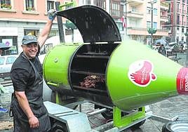Tirón. Txomin ha recorrido muchos pueblos de Gipuzkoa con su parrilla con forma de botella de sidra que él mismo ha fabricado.