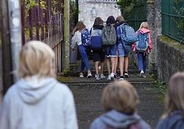Un grupo de niños se dirige al colegio en el barrio donostiarra de El Antiguo el curso pasado.
