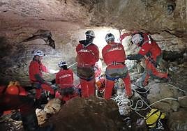 Entrada a la cueva de Aixa, en Deba.