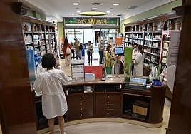 Varios clientes en una farmacia guipuzcoana.