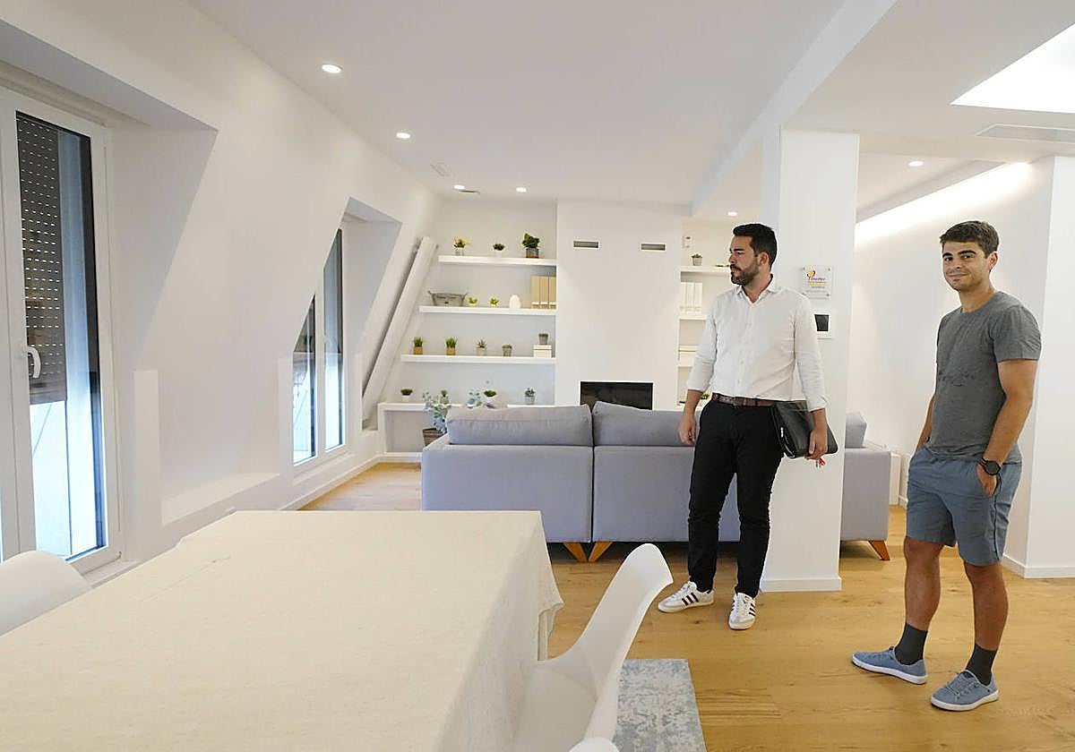 Emmanuel Nataf, un extranjero interesado en comprar en Donostia, durante una visita.