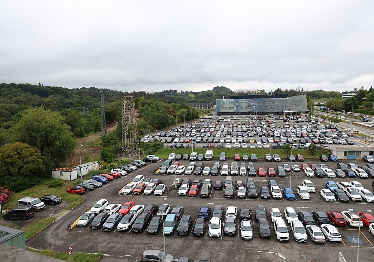 Los edificios se alzarán en el terreno del parking actual. Durante las obras se habilitará aparcamiento en el terreno libre de la izquierda.