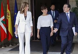 La consejera Garamendi y los ministros Rodríguez y Albares en la reunión mantenida en junio en Leioa para analizar el traspaso de competencias.