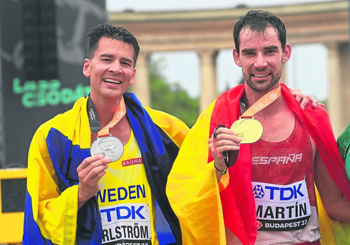 El sueco Karlström, el campeón Álvaro Martín y el brasileño Bonfim posan con sus medallas mundiales de los 20 kilómetros marcha.