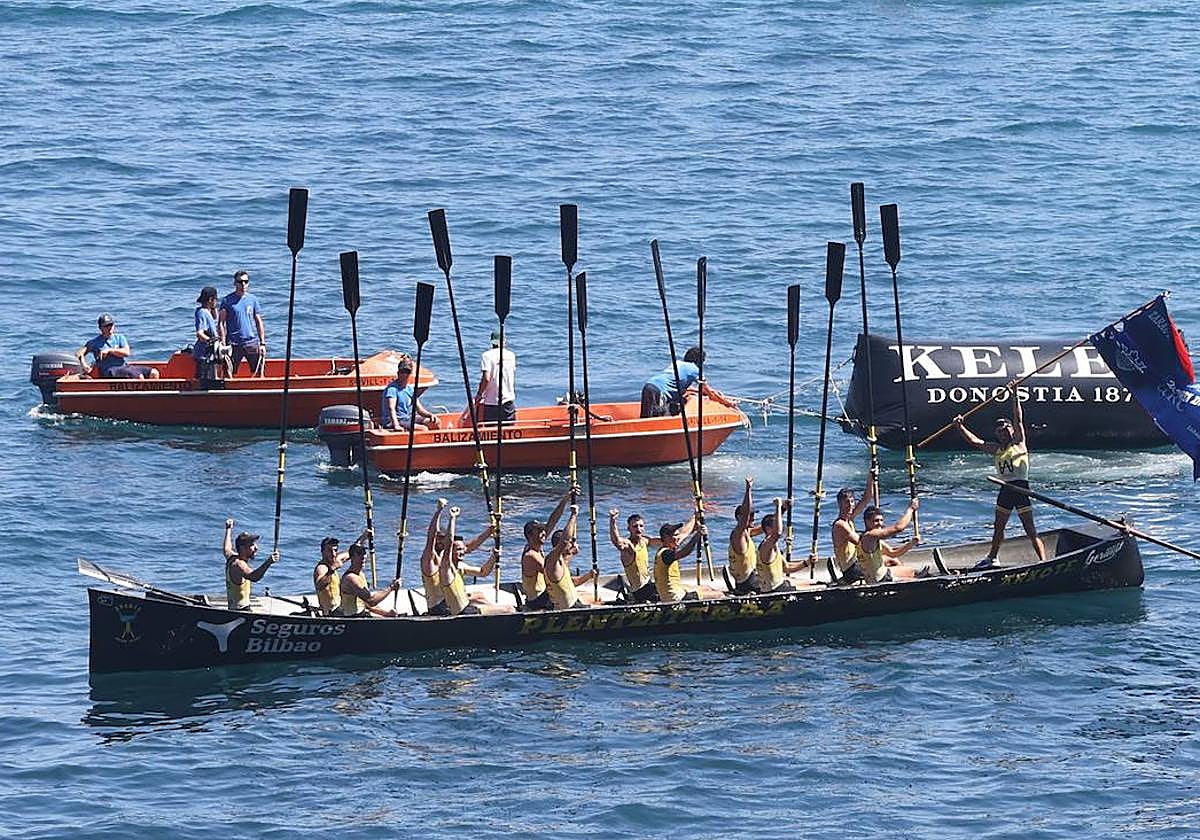 Los remeros de Arkote, con la bandera lograda en Zarautz.