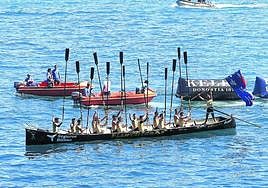 Los remeros de Arkote celebran la bandera conseguida ayer en Zarautz.