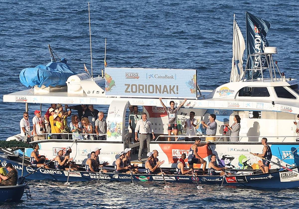 Gorka Aranberri levanta los brazos tras la victoria de Urdaibai.