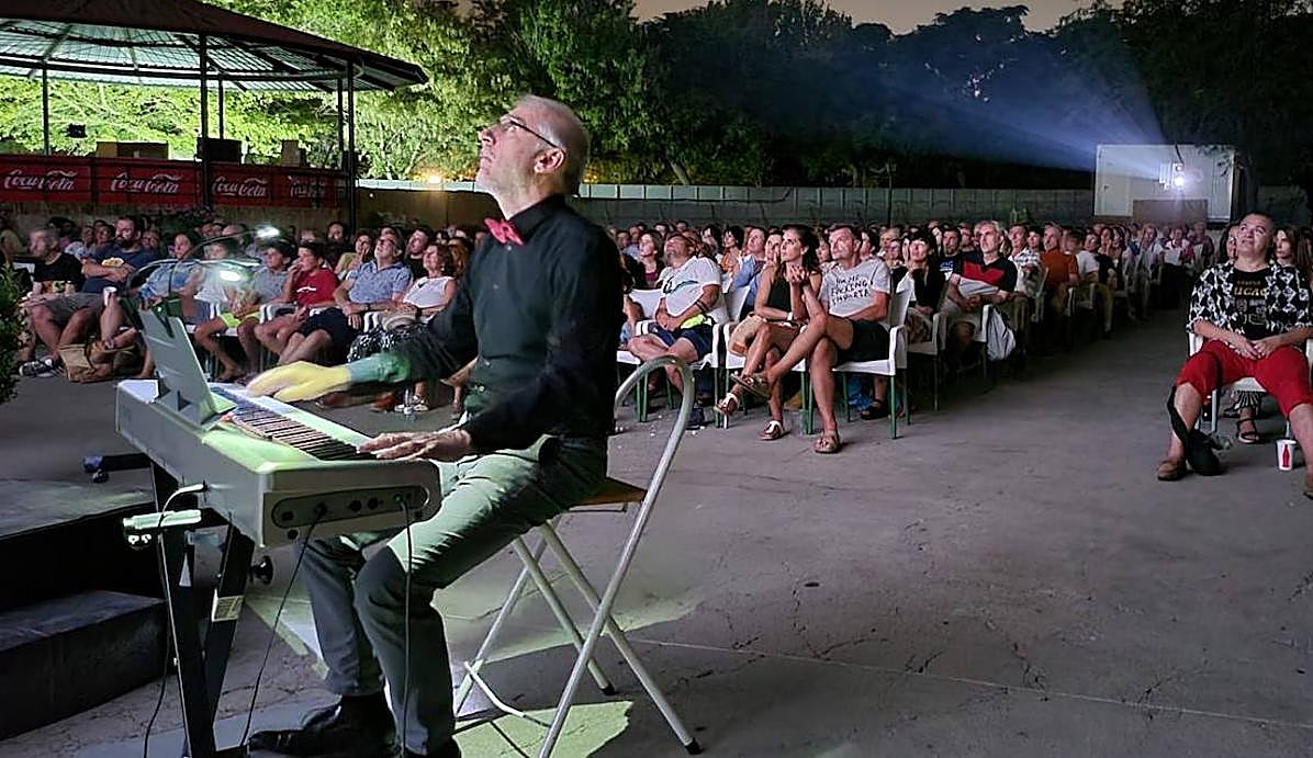 Proyecciones de cine mudo. Ricardo Casas, al piano, durante el pase de una película en el Fescinal La Bombilla de Madrid.