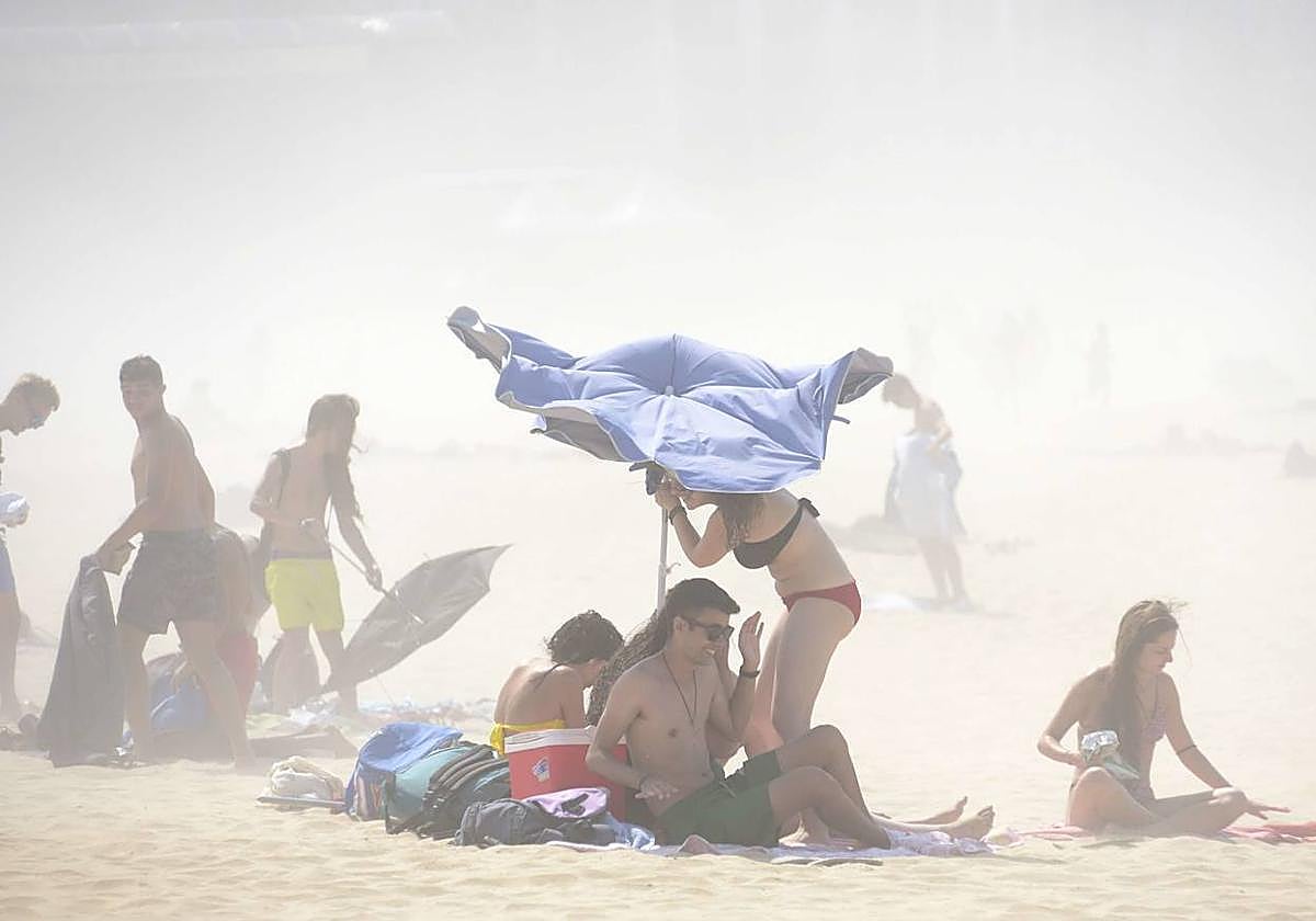 La galerna se ceba con una playa en Donostia.