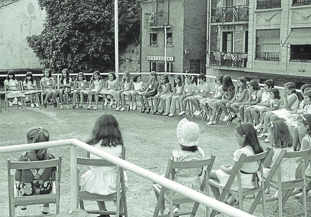 Actividad infantil en el portaviones del Muelle.