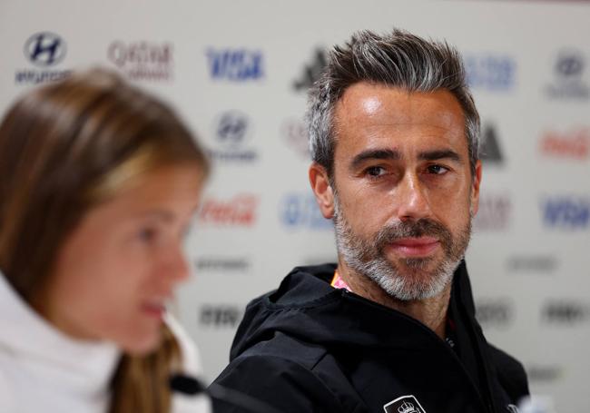 El seleccionador Jorge Vilda, escucha a Irene Paredes en la rueda de prensa previa a la final del Mundial.