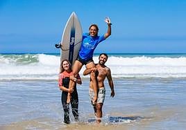 Erostarbe, a hombros tras ganar ayer en el Caraïbos Lacanau Pro, superando a la francesa Tessa Thyssen.