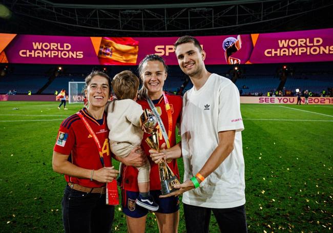 Lucía Ybarra, pareja de Irene; Mateo, su hijo; la propia Irene Paredes; y Asier, su hermano, sobre el césped del Stadium Australia.