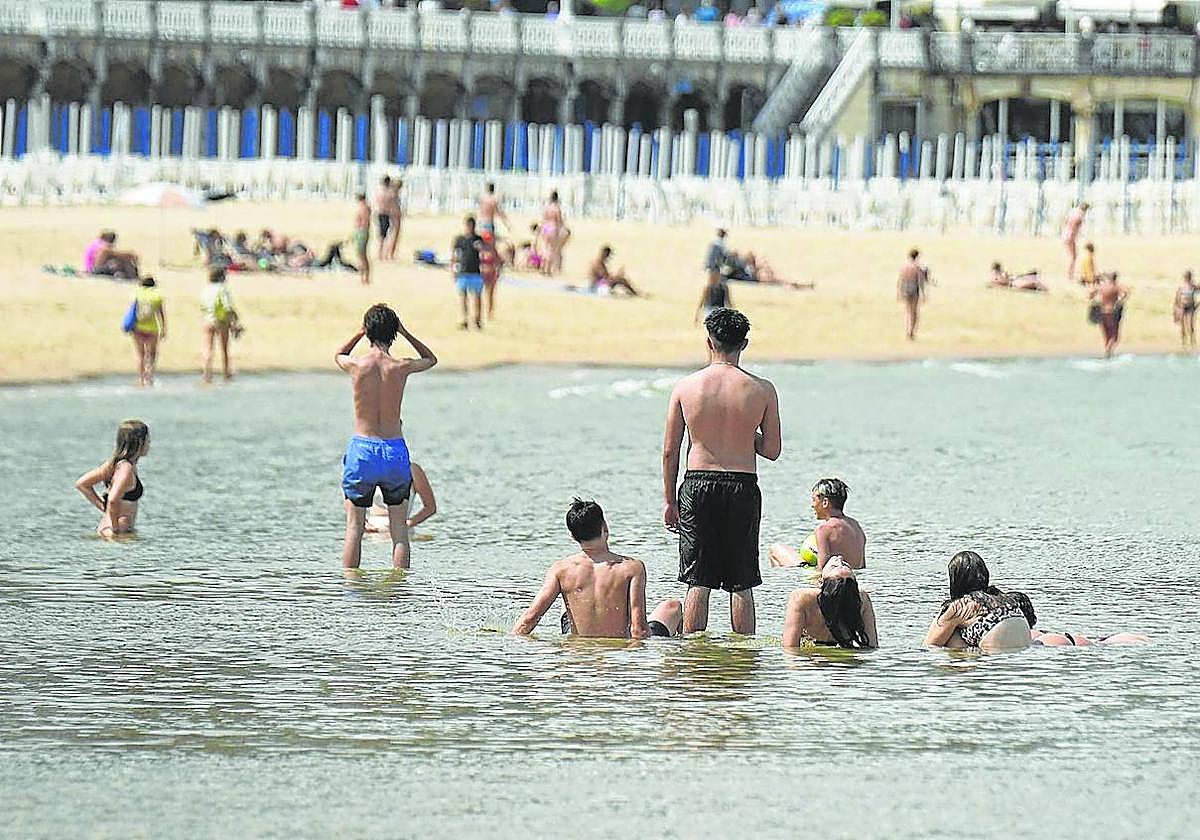 Bañistas en las aguas de La Concha durante este verano.