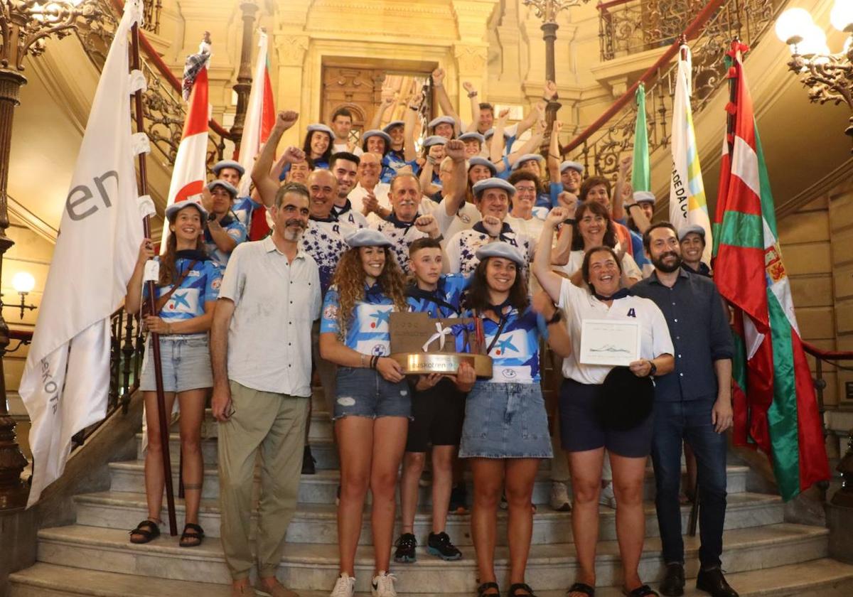 El alcalde Eneko Goia y el concejal de Deportes Iñaki Gabarain con los miembros de Arraun Lagunak en la escalinata.