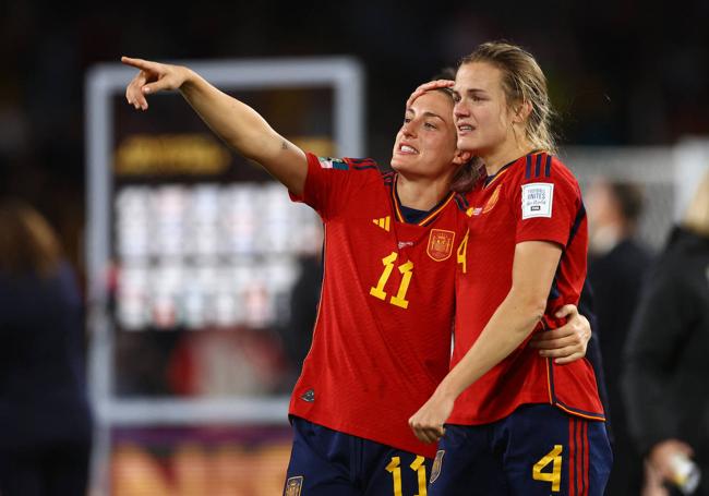 Irene Paredes, con lágrimas en los ojos, junto a su compañera de club y selección, Alexia Putellas.