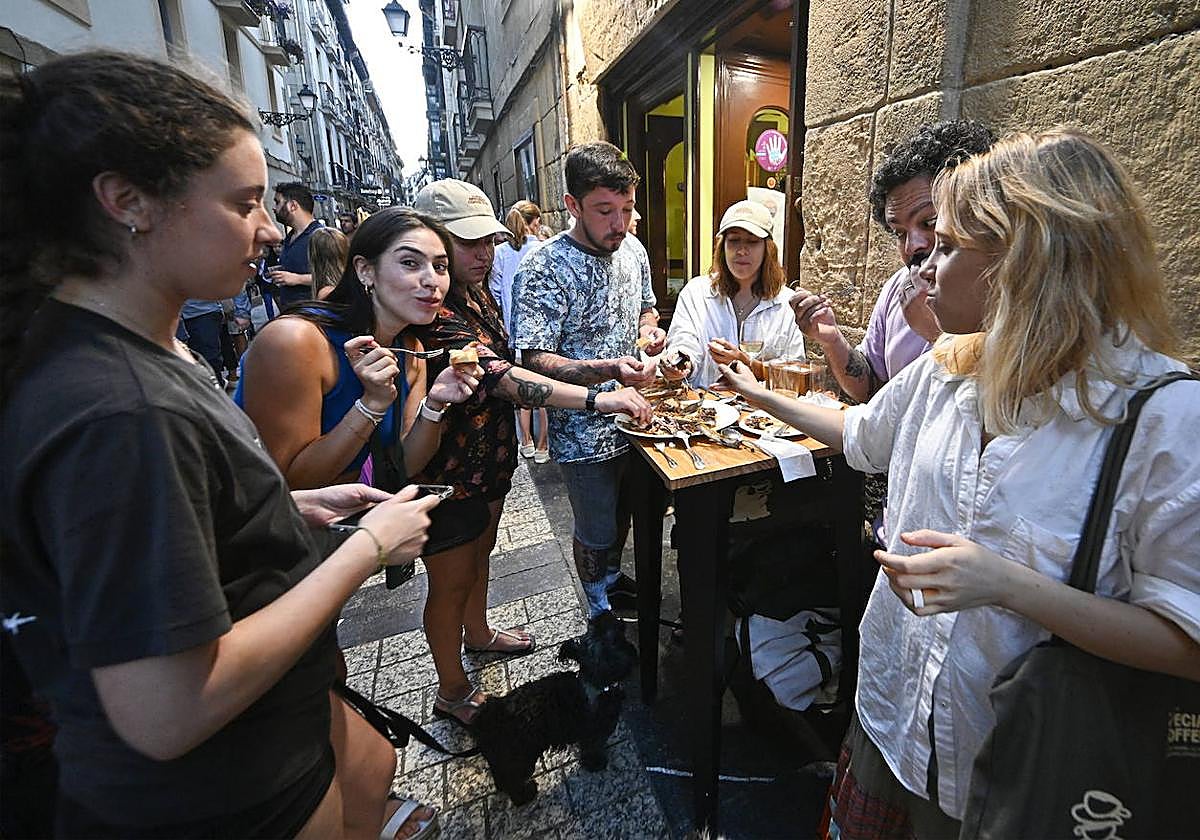 Turistas disfrutan en la Parte Vieja de San Sebastián.