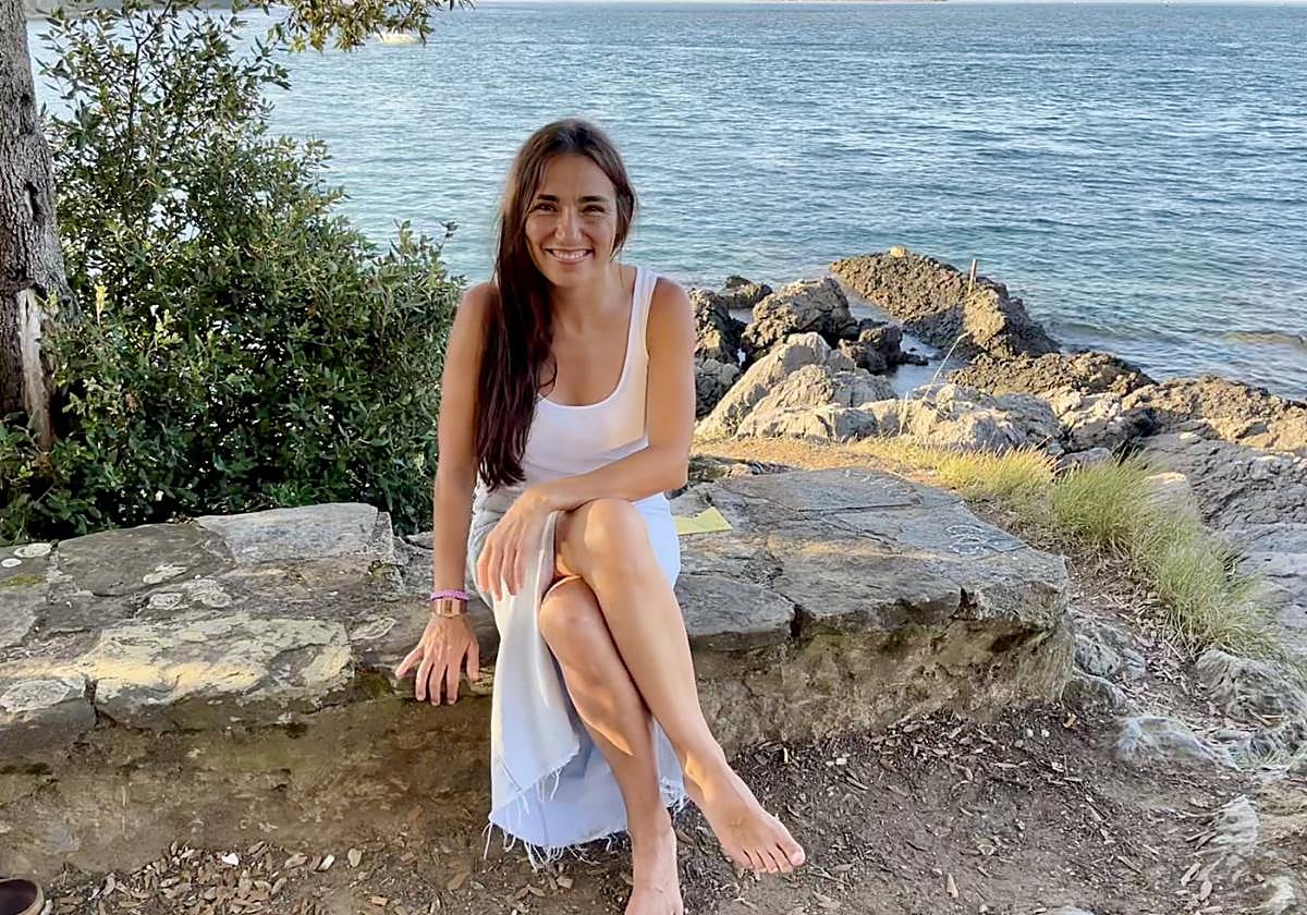 Ostiralean Izaskun kamera aurrean erromatarrek portu erabilitako Urdaibaiko Txatxarramendi irlan.