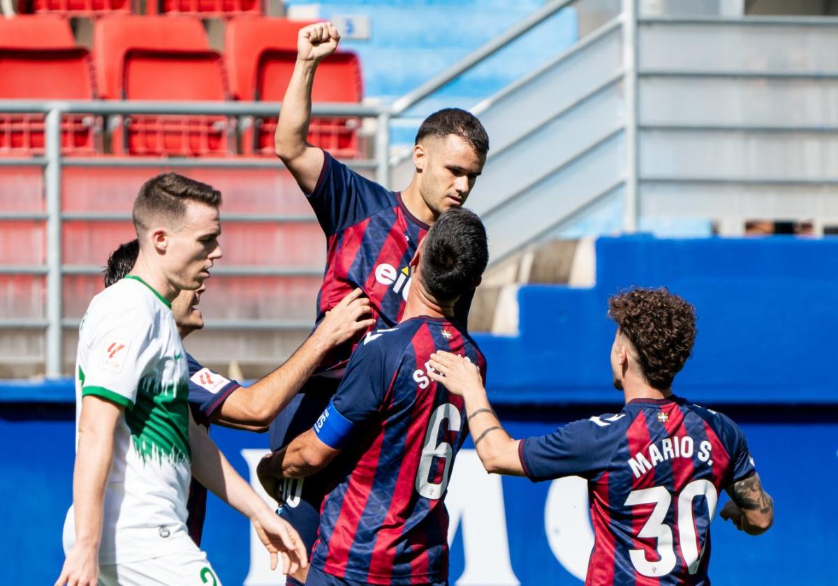 Aketxe, levantado por Sergio Álvarez, celebra su golazo que fue el 1-0, también acude a felicitarlo Mario Soriano.