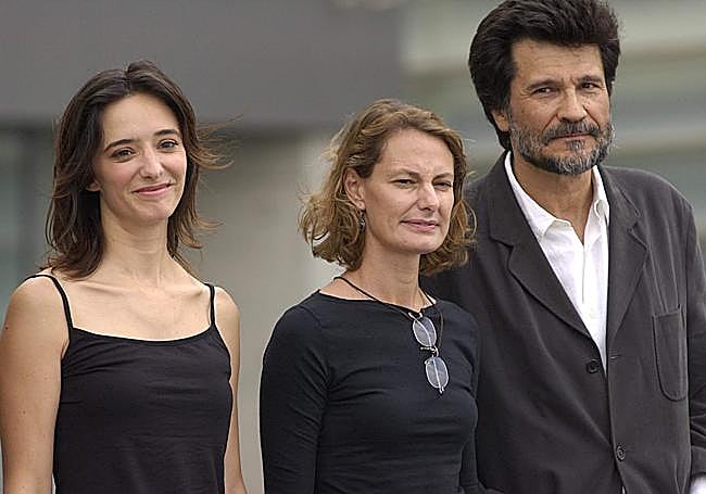 Víctor Erice junto a las actrices Ana Torrent e Isabel Tellería en el Kursaal en 2003.