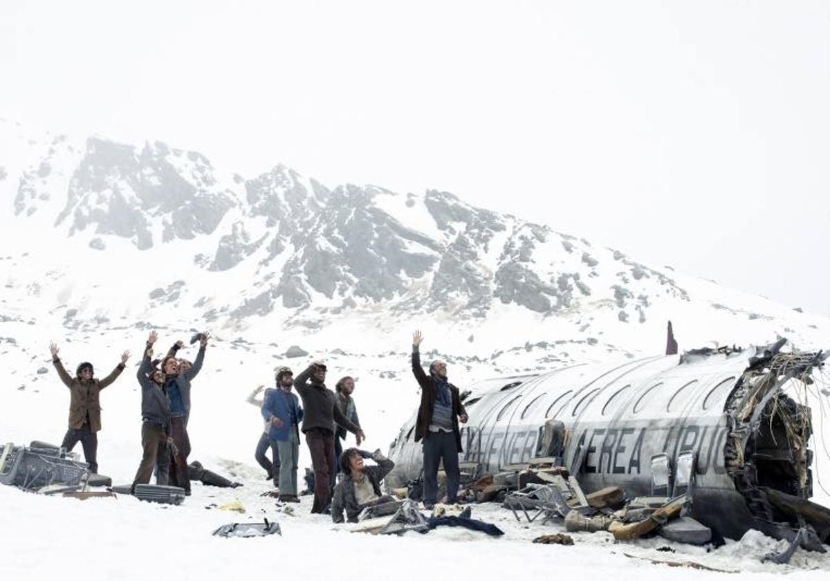 Imagen de 'La Sociedad de la Nieve', una de las películas que se presentan en 'Perlak' en el Zinemaldia de San Sebastián 2023.