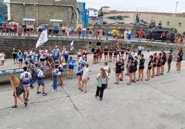 Las rmeras de Hibaika realizan el pasillo a la trainera de Arraun Lagunak el domingo en el puerto de Getaria.
