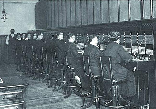 Operadoras, en pleno trabajo en la central de San Marcial.