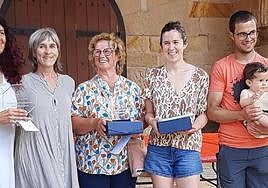 Eli Arrillaga, erdian, Idiazabal Izendapeneko arduradun, antolatzaile eta sarituekin.