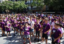 Las cuadrillas de jóvenes abarrotaban la plaza instantes antes del lanzamiento del chupinazo que dio inicio a las fiestas.