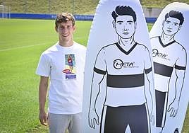 Aihen Muñoz posa en el césped del José Luis Orbegozo al lado de los muñecos que se emplean en los entrenamientos.