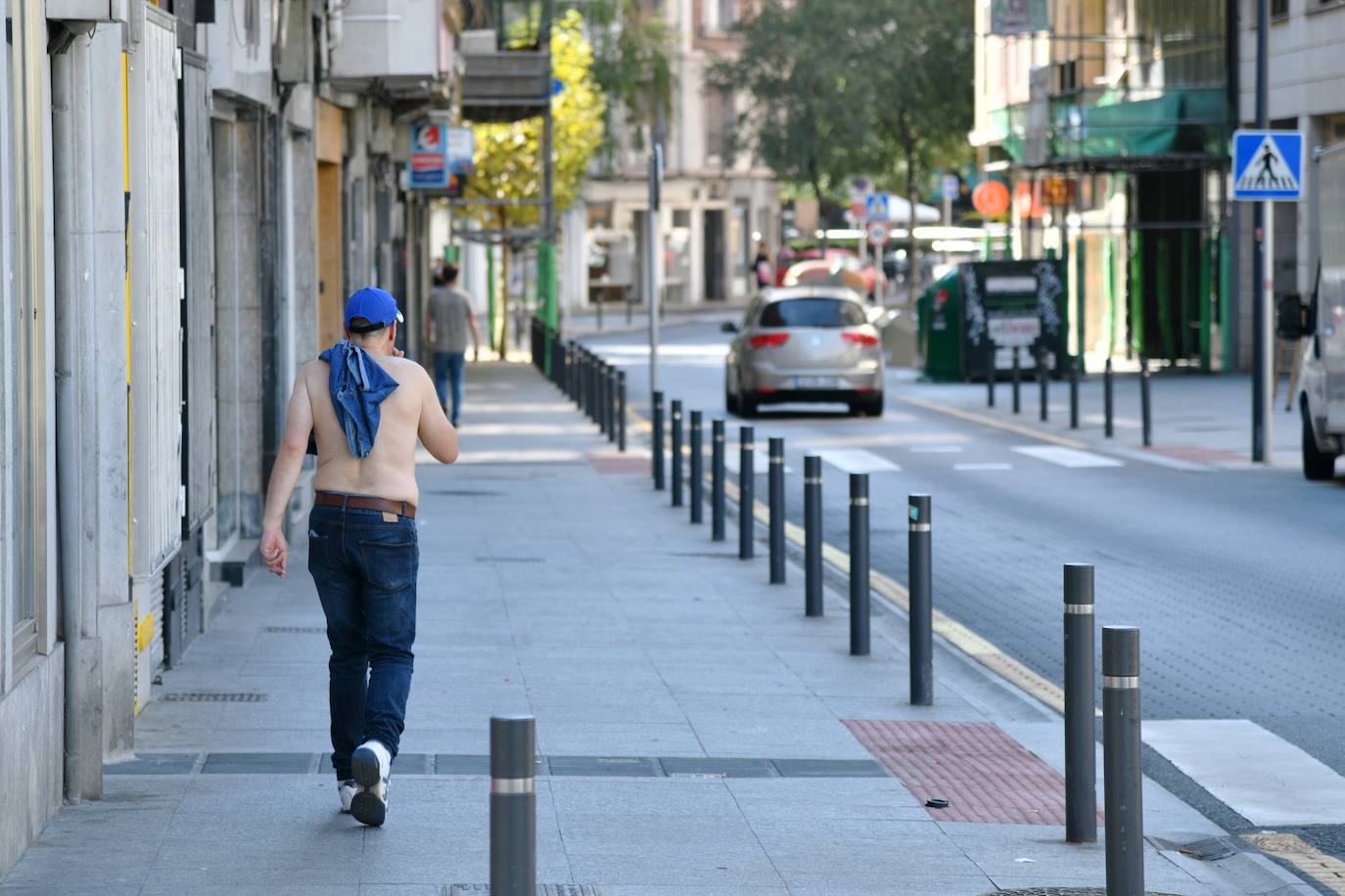 Un vecino de Eibar sin camiseta.