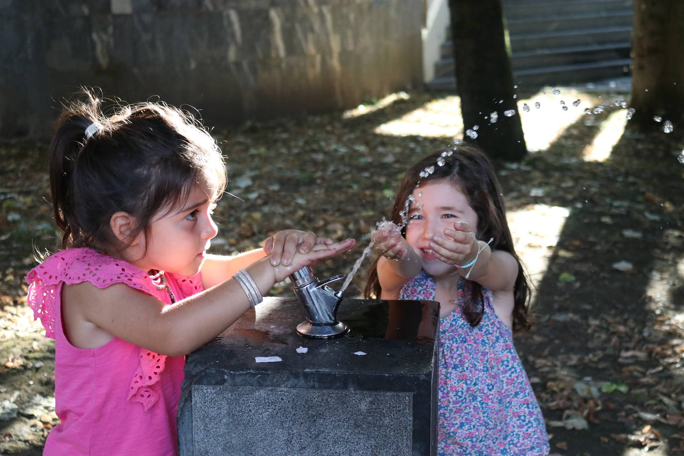 Dos niñas se refrescan en Errenteria.